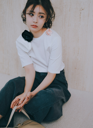 【5/23(金)10時販売開始】佐藤佳菜子さんコラボ コサージュ付きコンパクトTシャツ