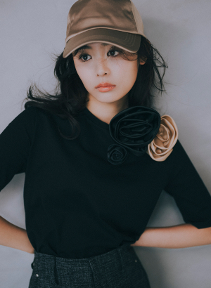 【佐藤佳菜子さんコラボ】コサージュ付きコンパクトTシャツ