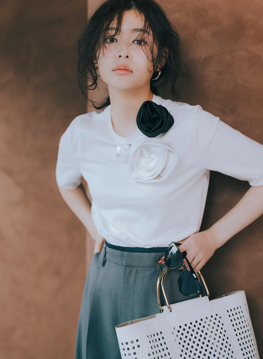 佐藤佳菜子さんコラボ】コサージュ付きコンパクトTシャツ